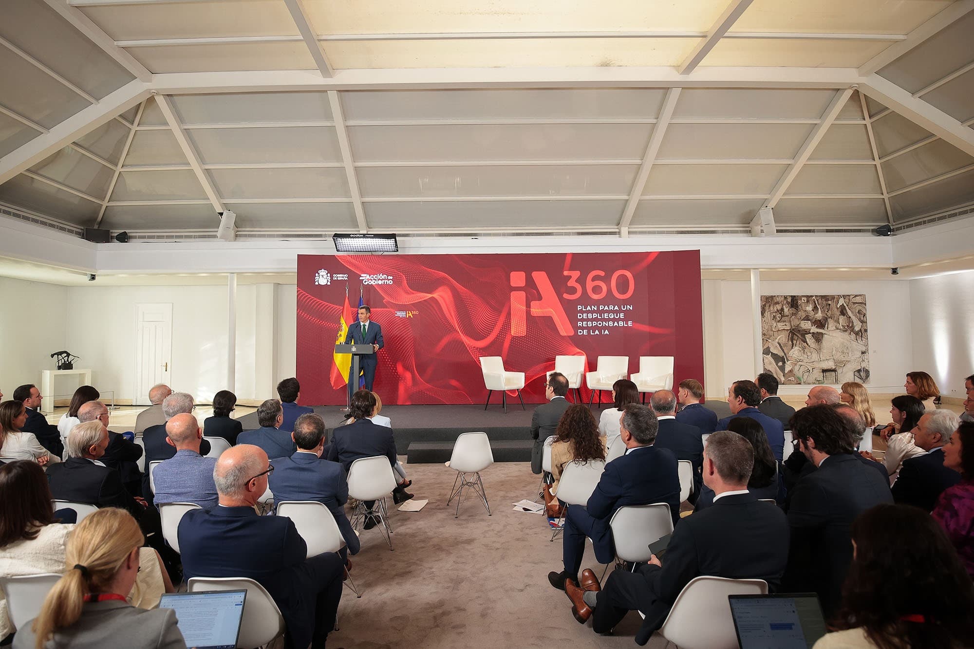Presentación del Plan IA360, con el público y el escenario del acto en La Moncloa
